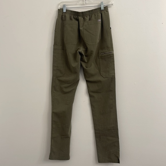 Figs woman olive green cargo scrubs size XS/T - Picture 4 of 9
